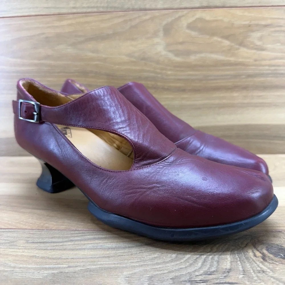 JOHN FLUEVOG Gracias Pump 8.5 Burgundy Deep Red Leather Buckle Mid Heel Wearever
